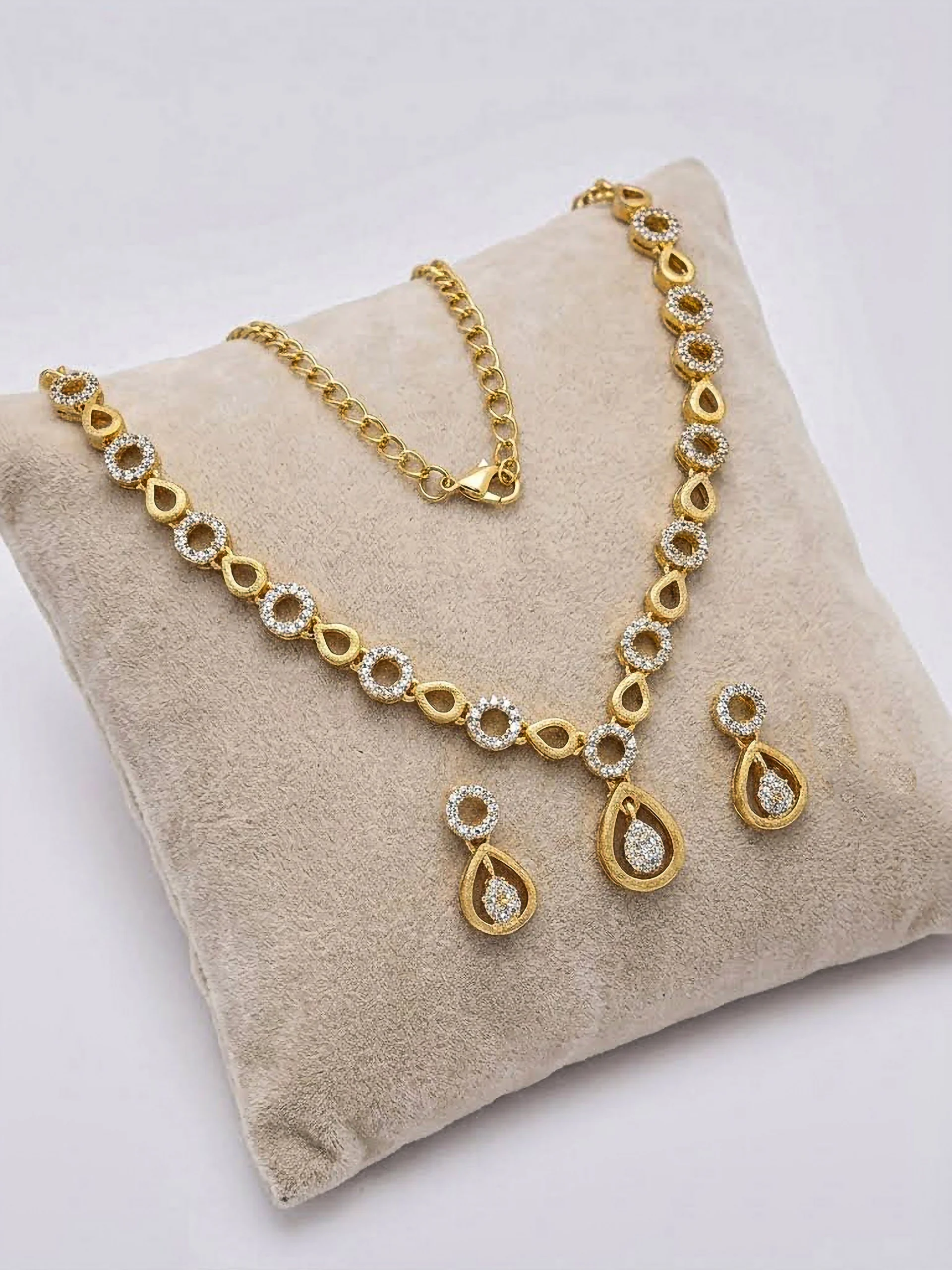Modern Gold Necklace Set