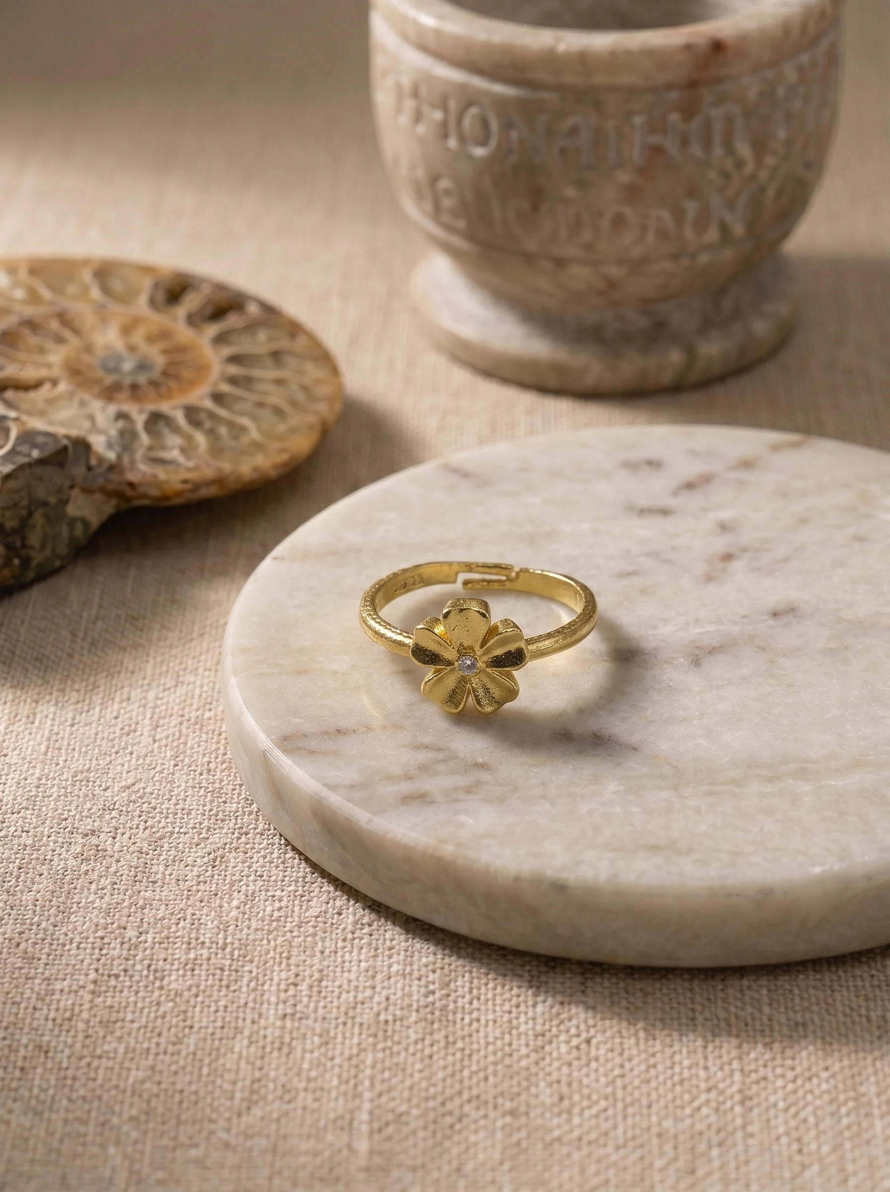 Elegant Gold Ring - Image 2