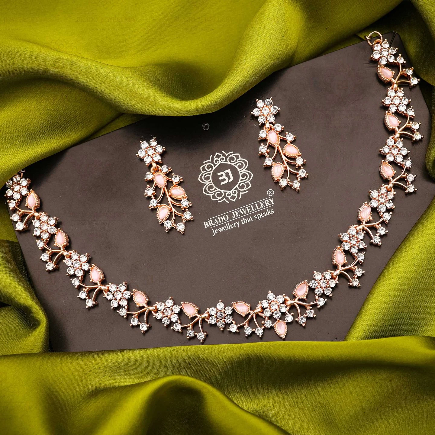 Elegant Gold Jewellery Set - Image 2