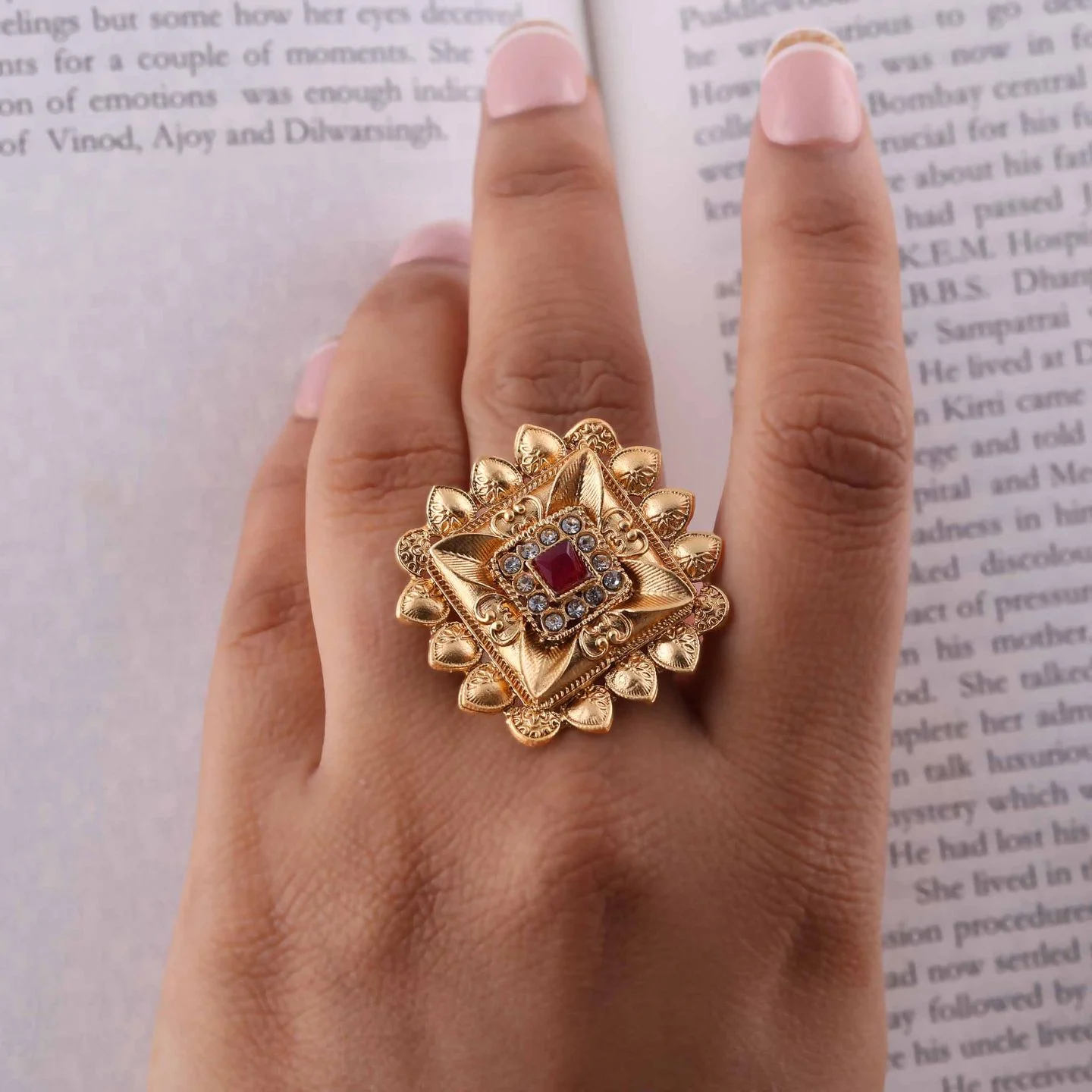 Elegant Gold Fashion Ring - Image 4