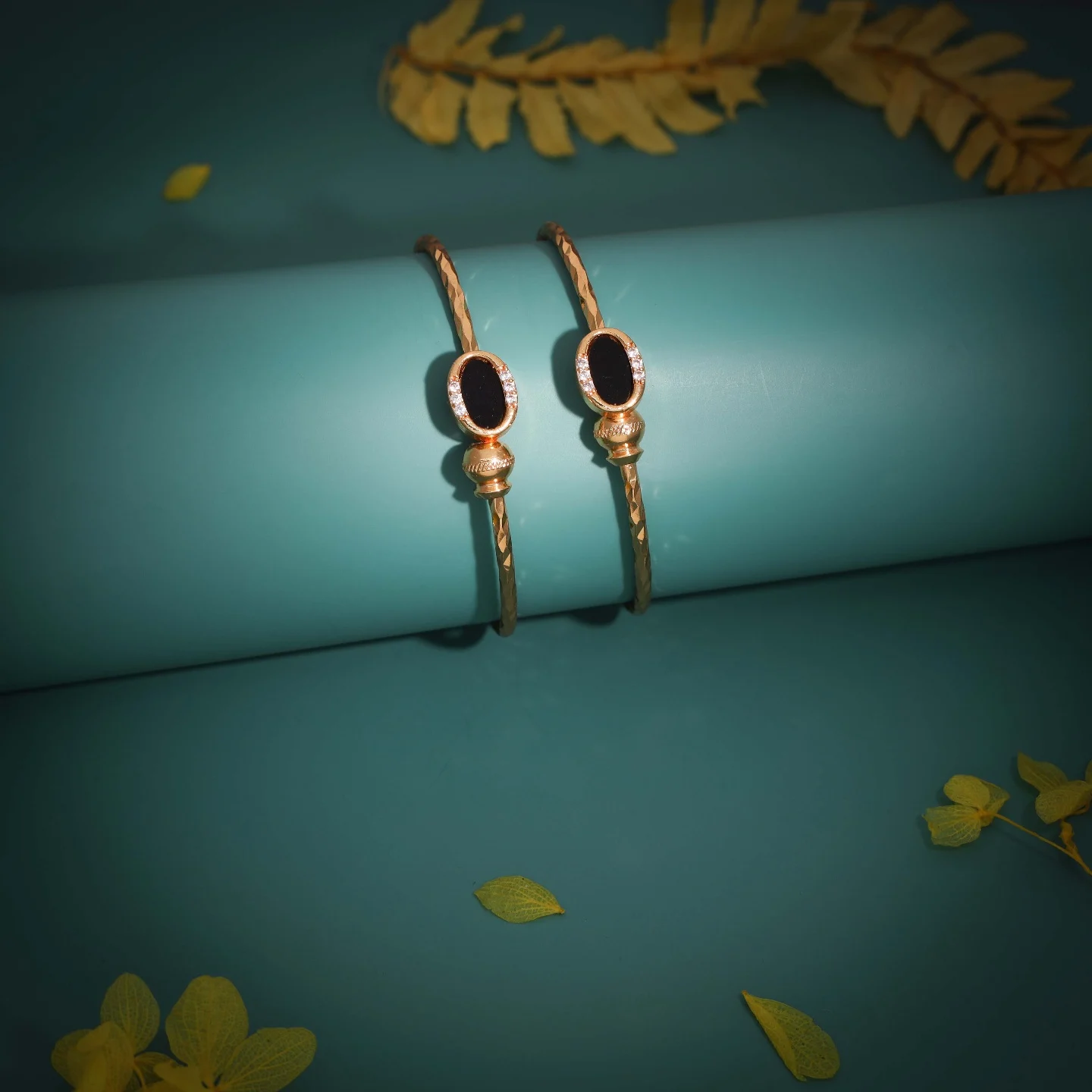 Deluxe Gold Oval Bracelet - Image 2