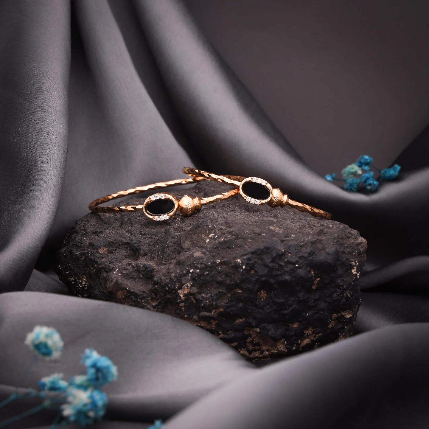 Deluxe Gold Oval Bracelet - Image 6