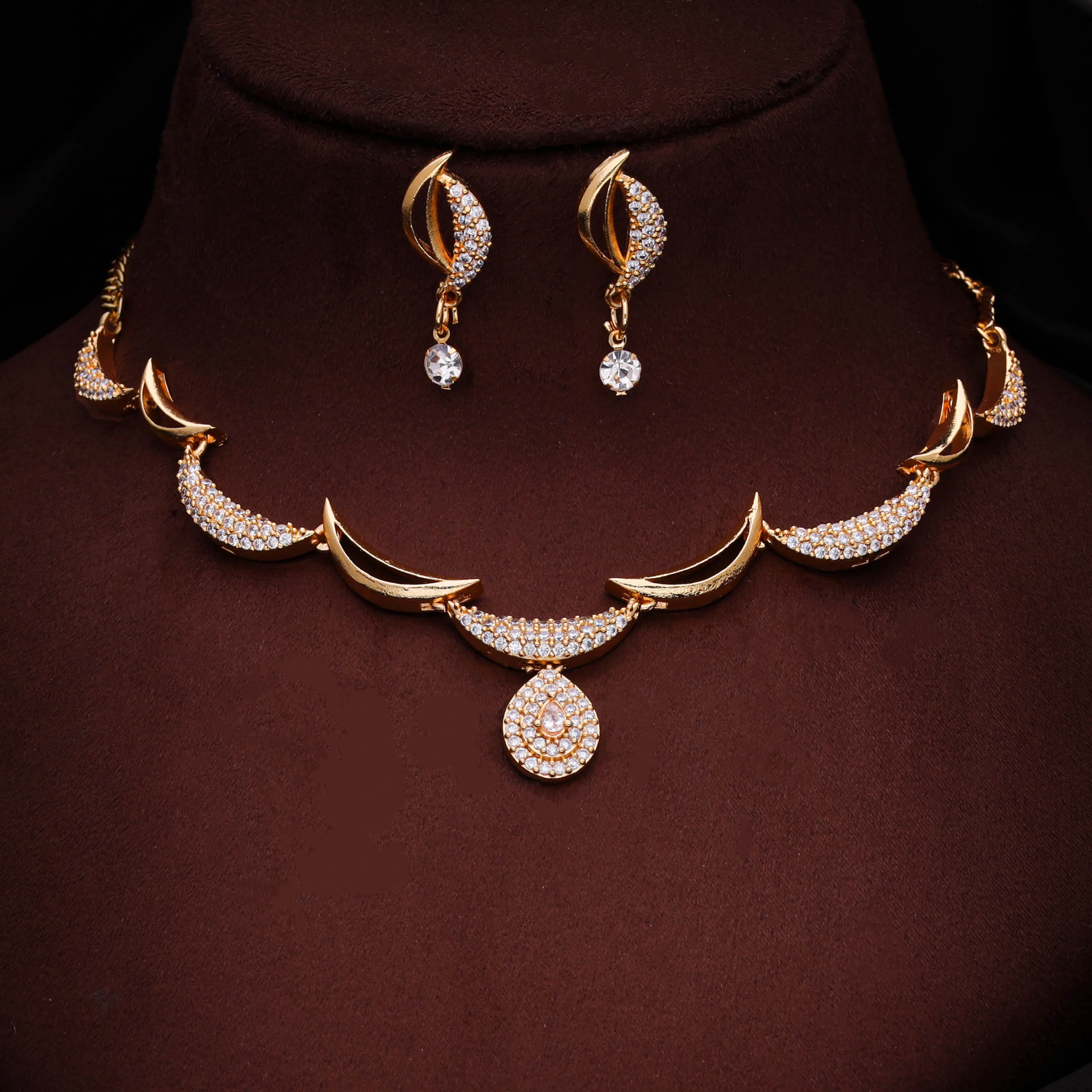 Modern Gold Necklace Set - Image 3