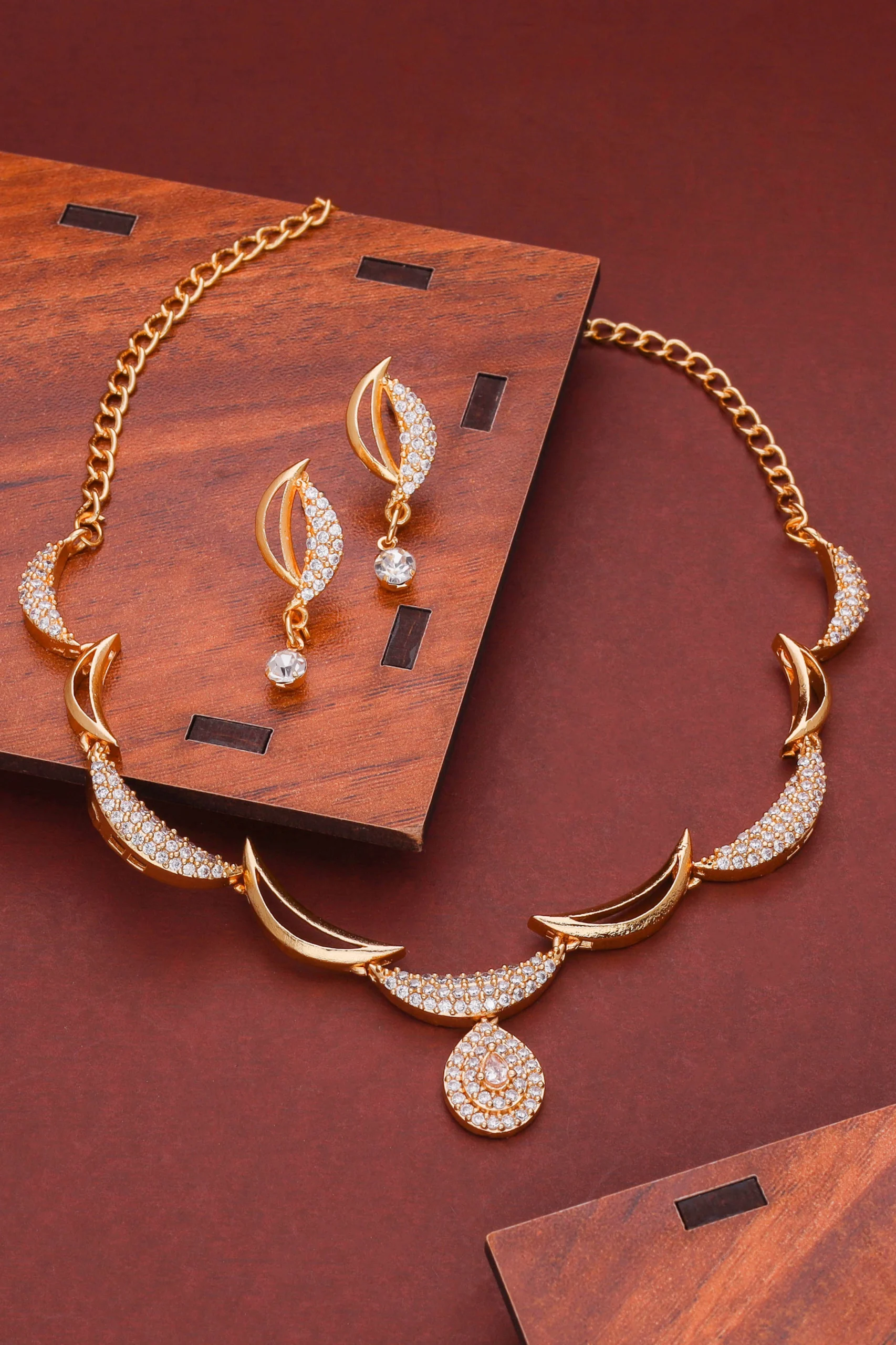 Modern Gold Necklace Set - Image 6