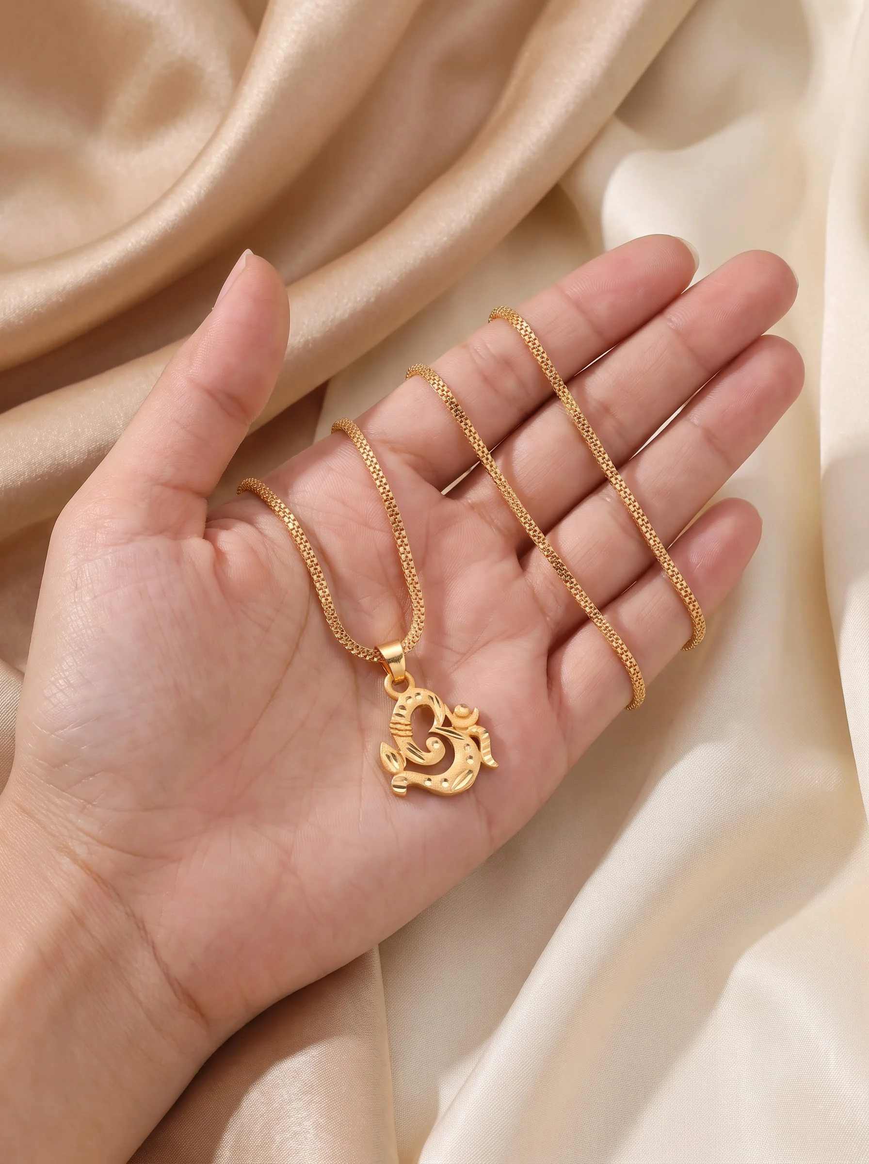 Royal Gold Pendant Chain - Image 3