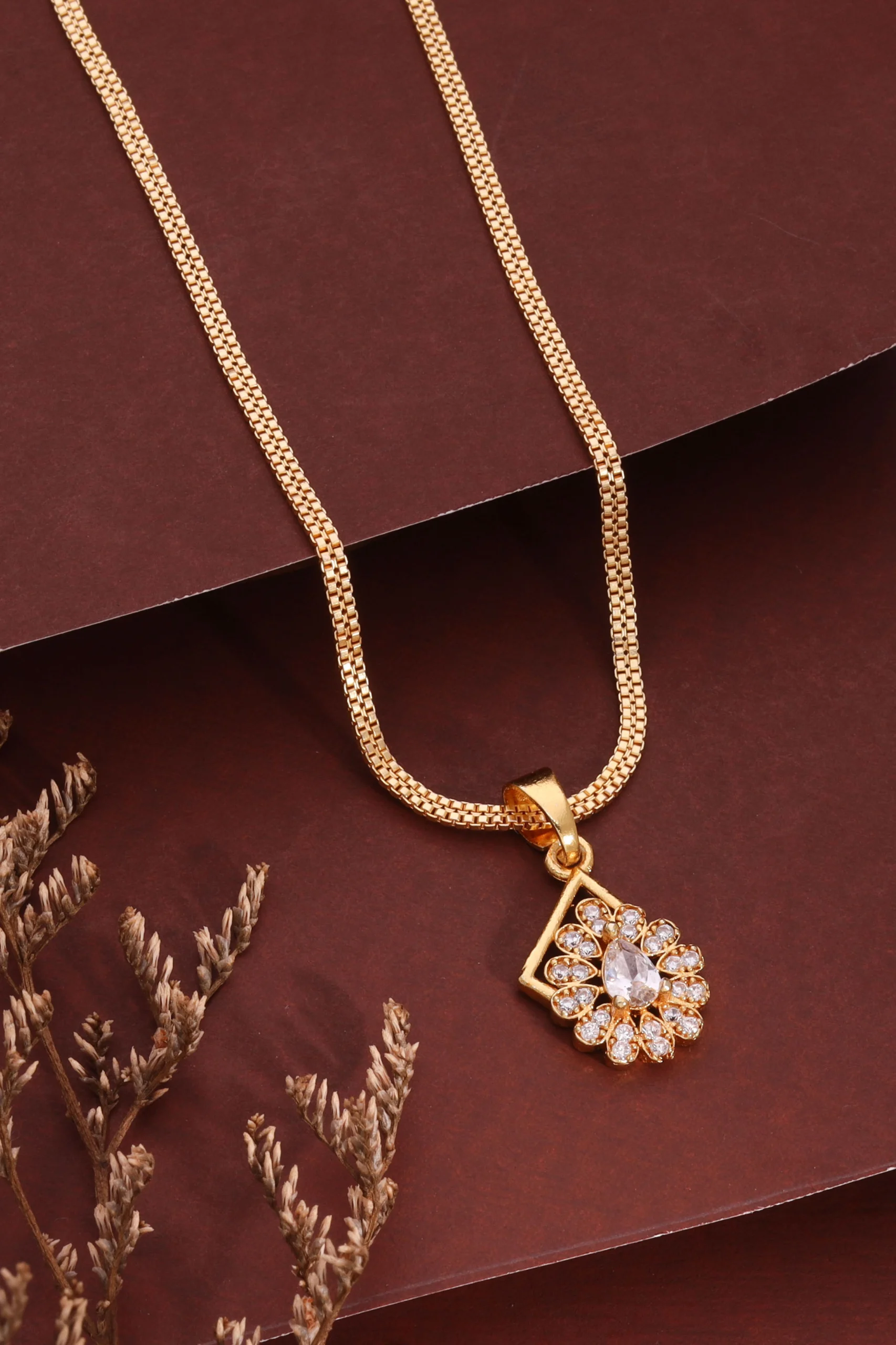 Elegant Gold Chain Pendant