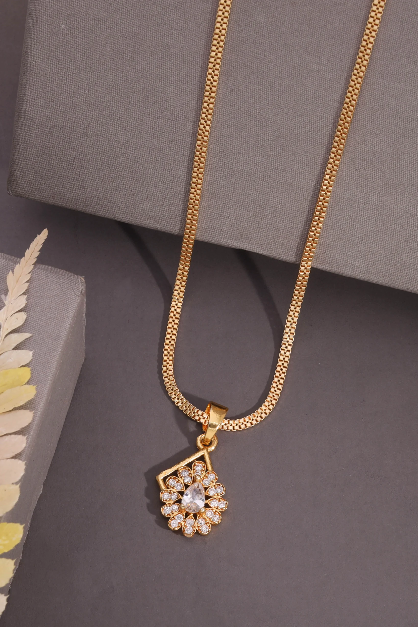 Elegant Gold Chain Pendant - Image 3