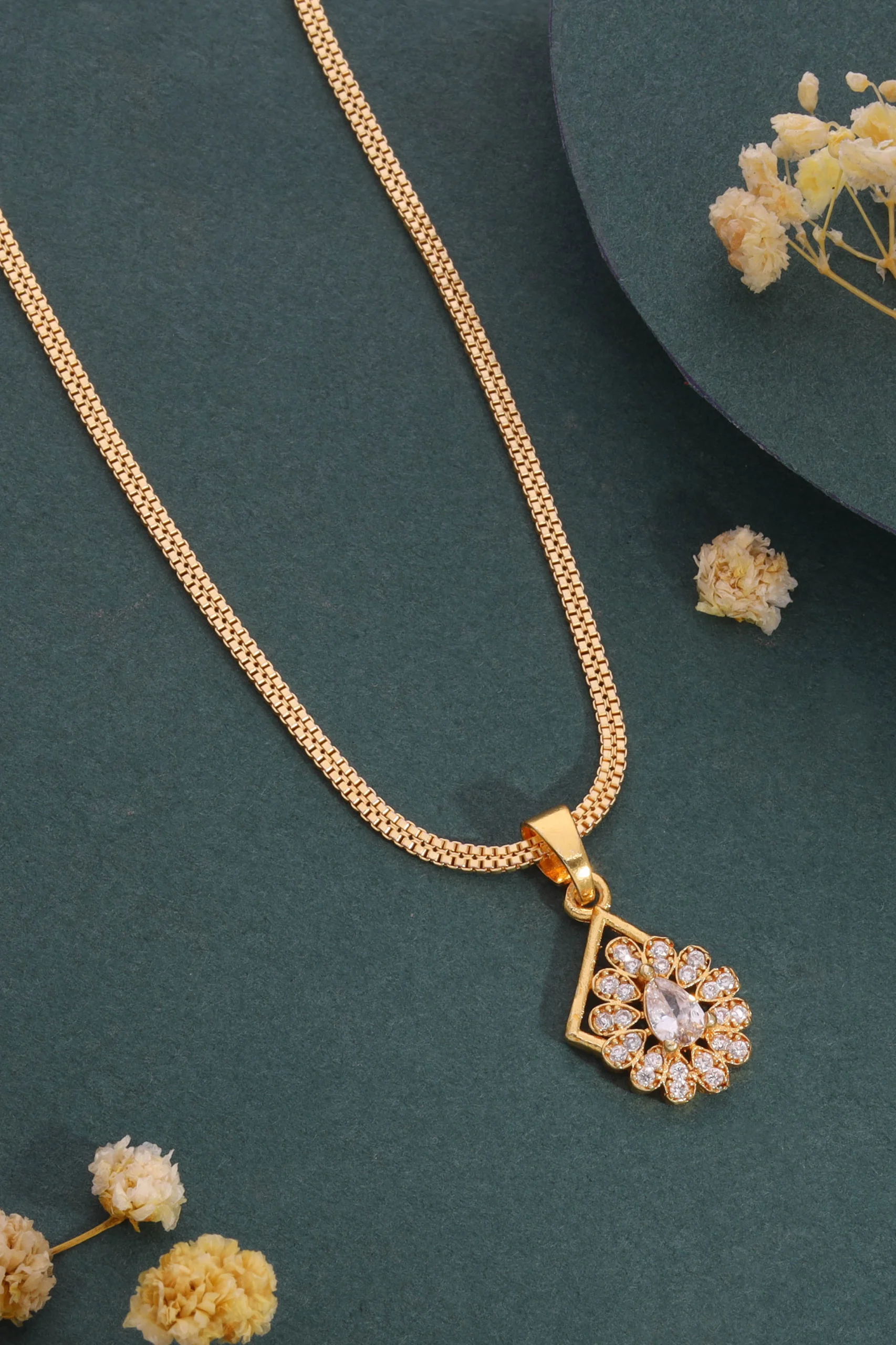 Elegant Gold Chain Pendant - Image 4