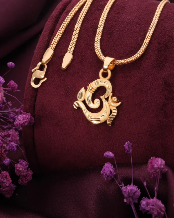 Royal Gold Pendant Chain