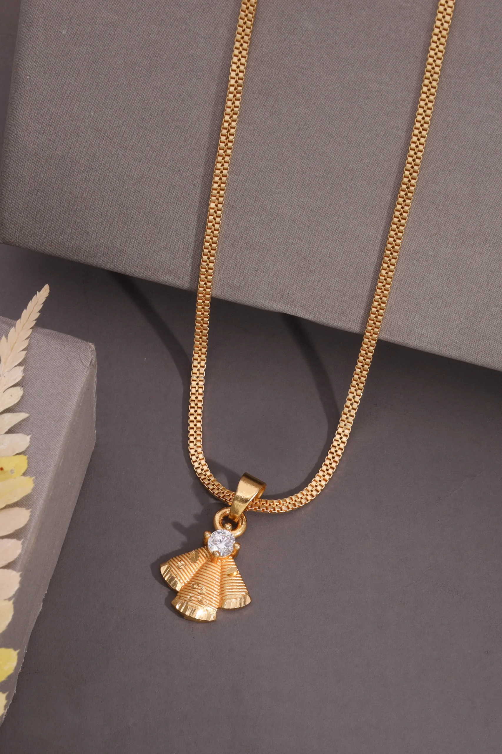Royal Gold Pendant Chain