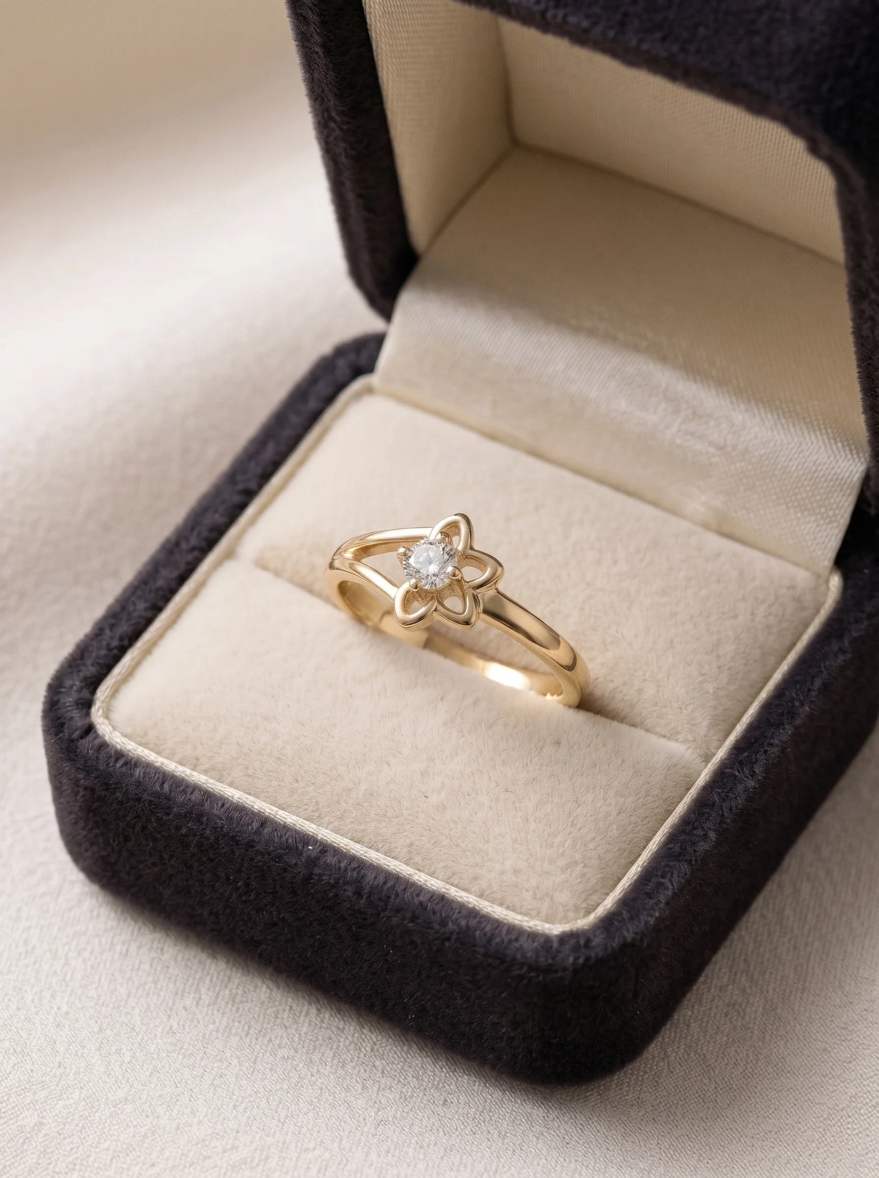 Sleek Gold Ring - Image 4