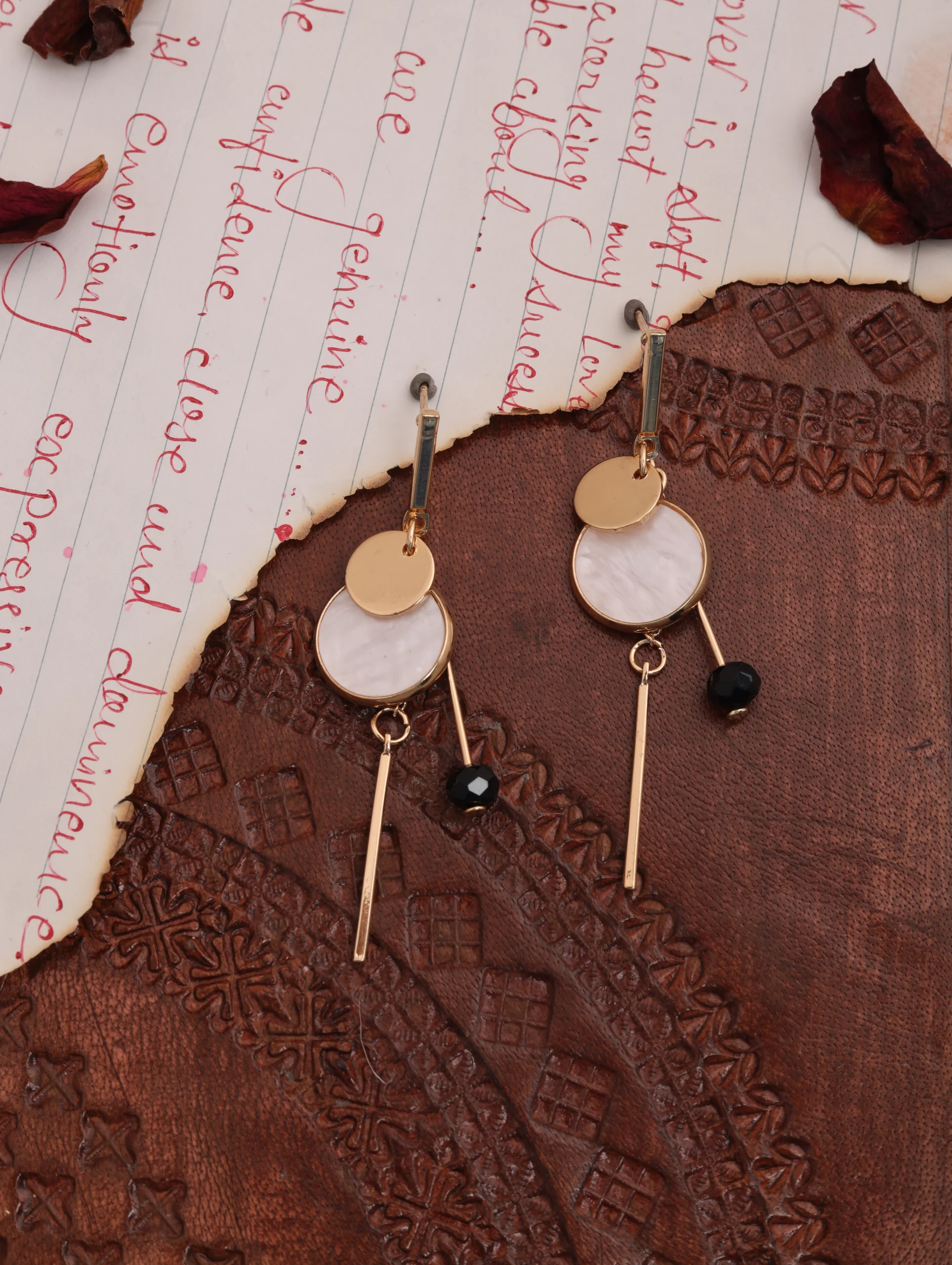 Luxury Pearl Circle Earrings - Image 2