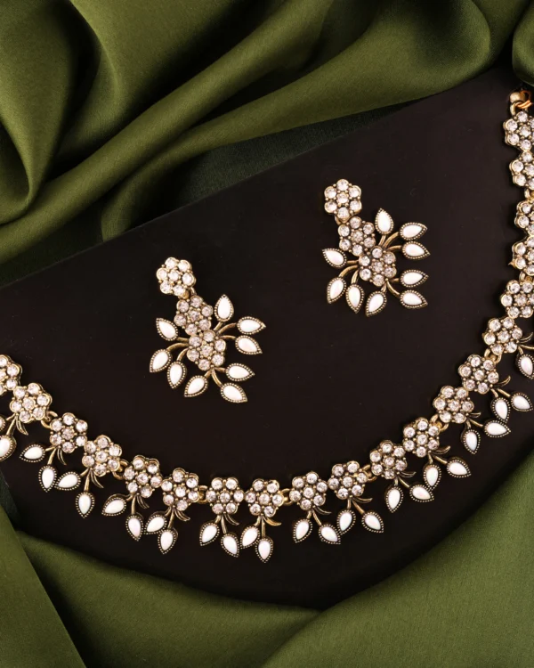 White Floral Leaf Necklace Set