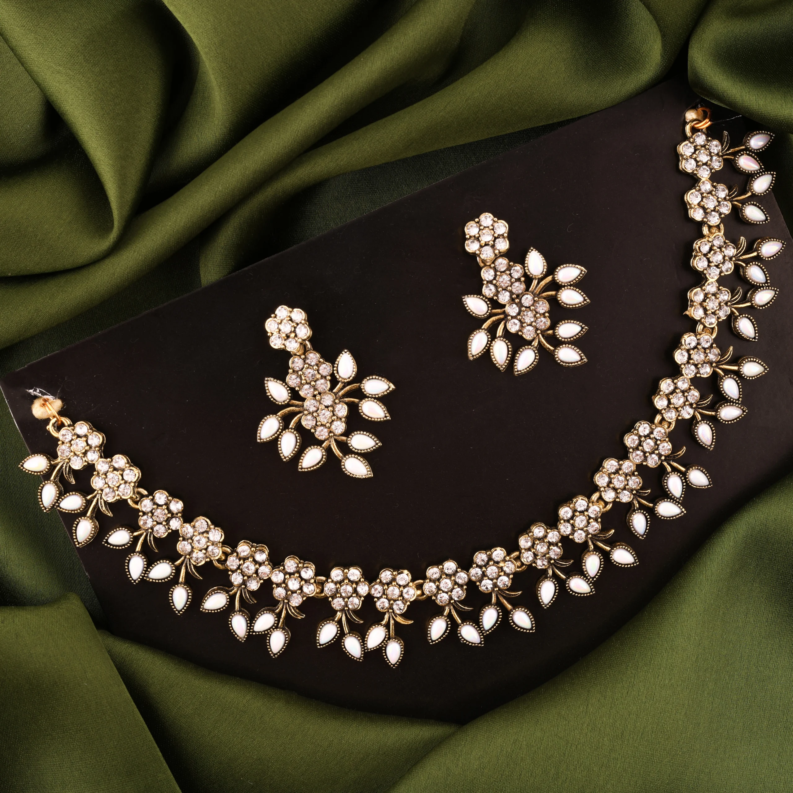 White Floral Leaf Necklace Set