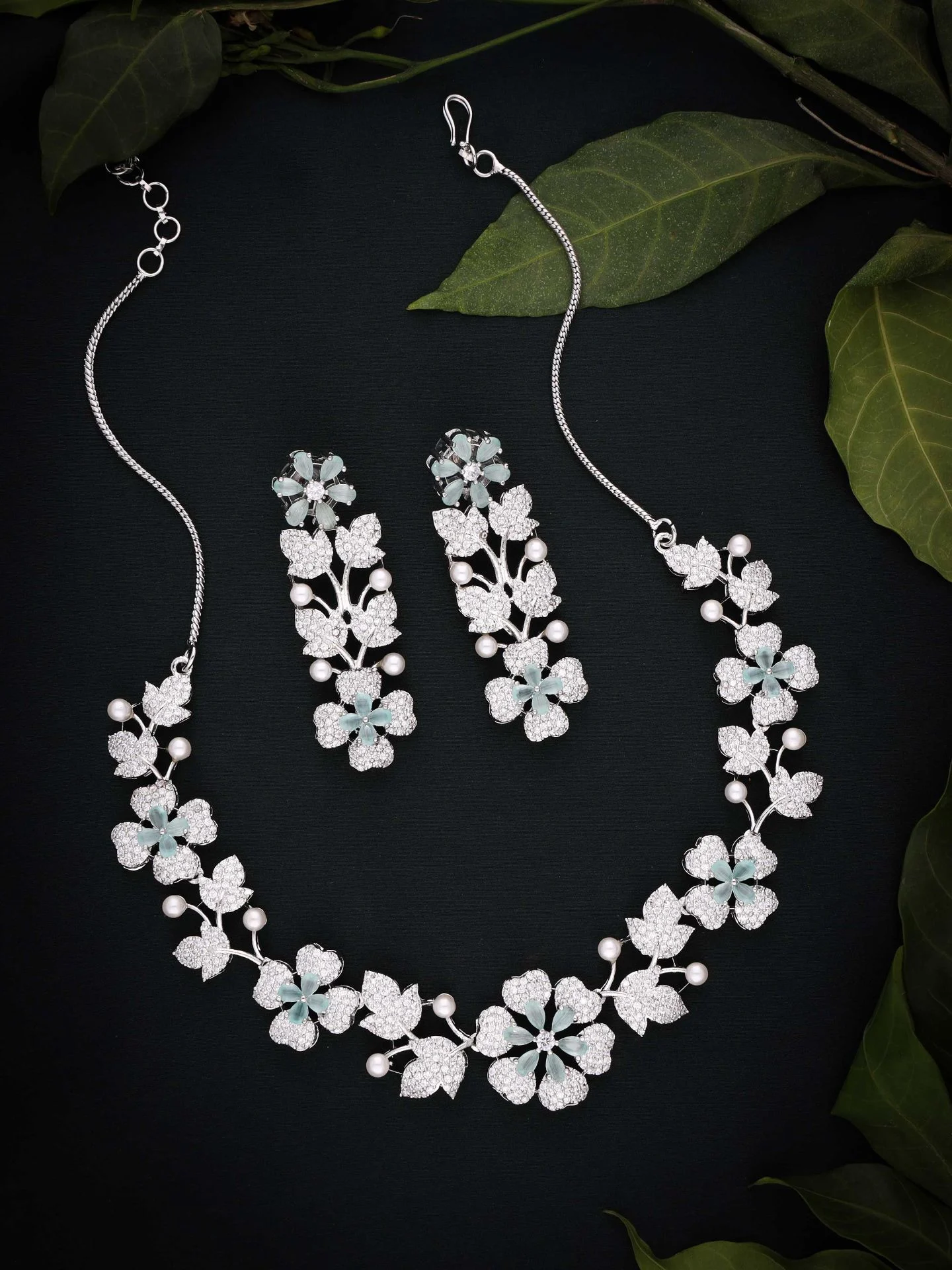 Elegant White Floral Necklace Set - Image 3