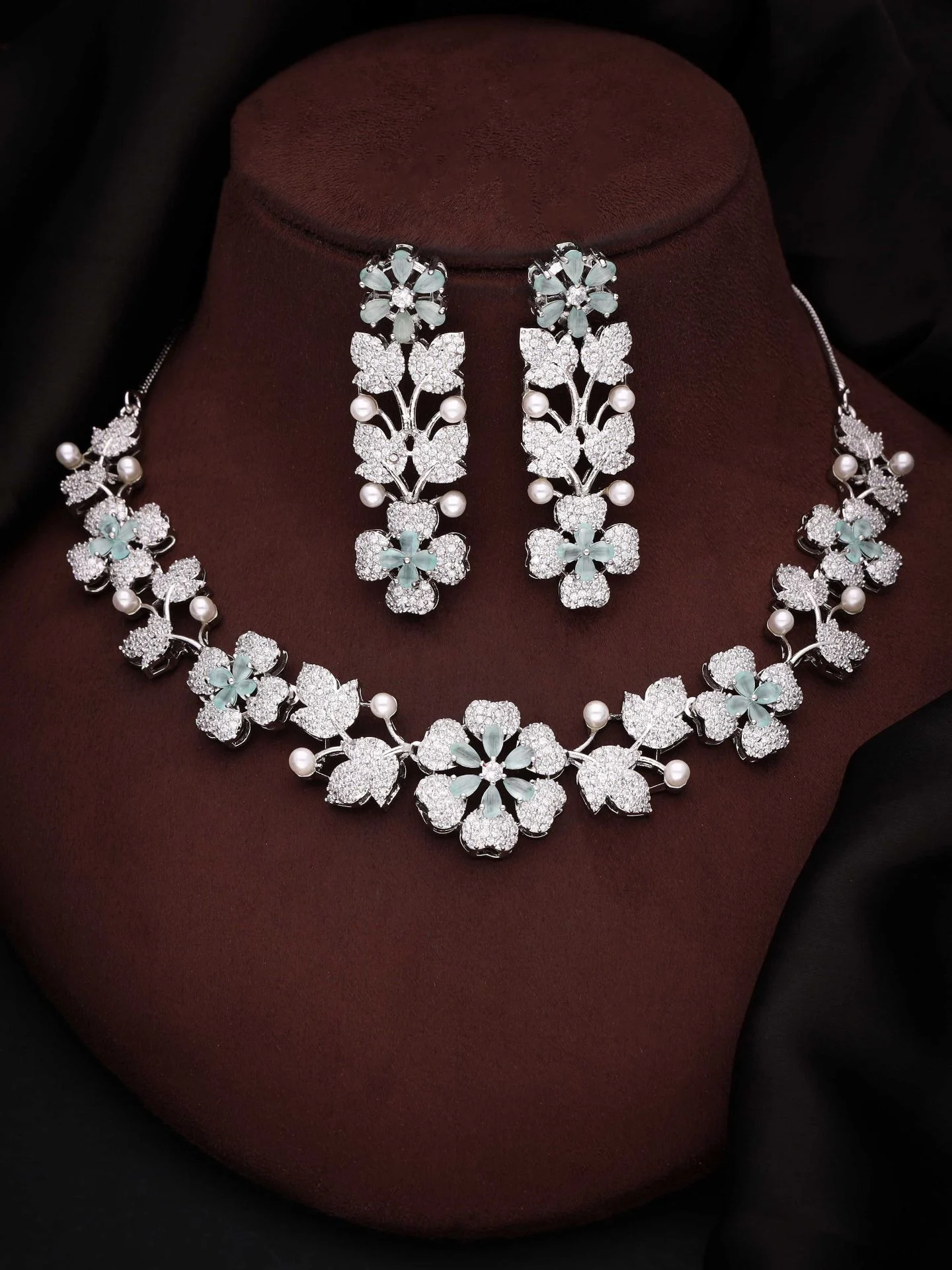 Elegant White Floral Necklace Set - Image 2