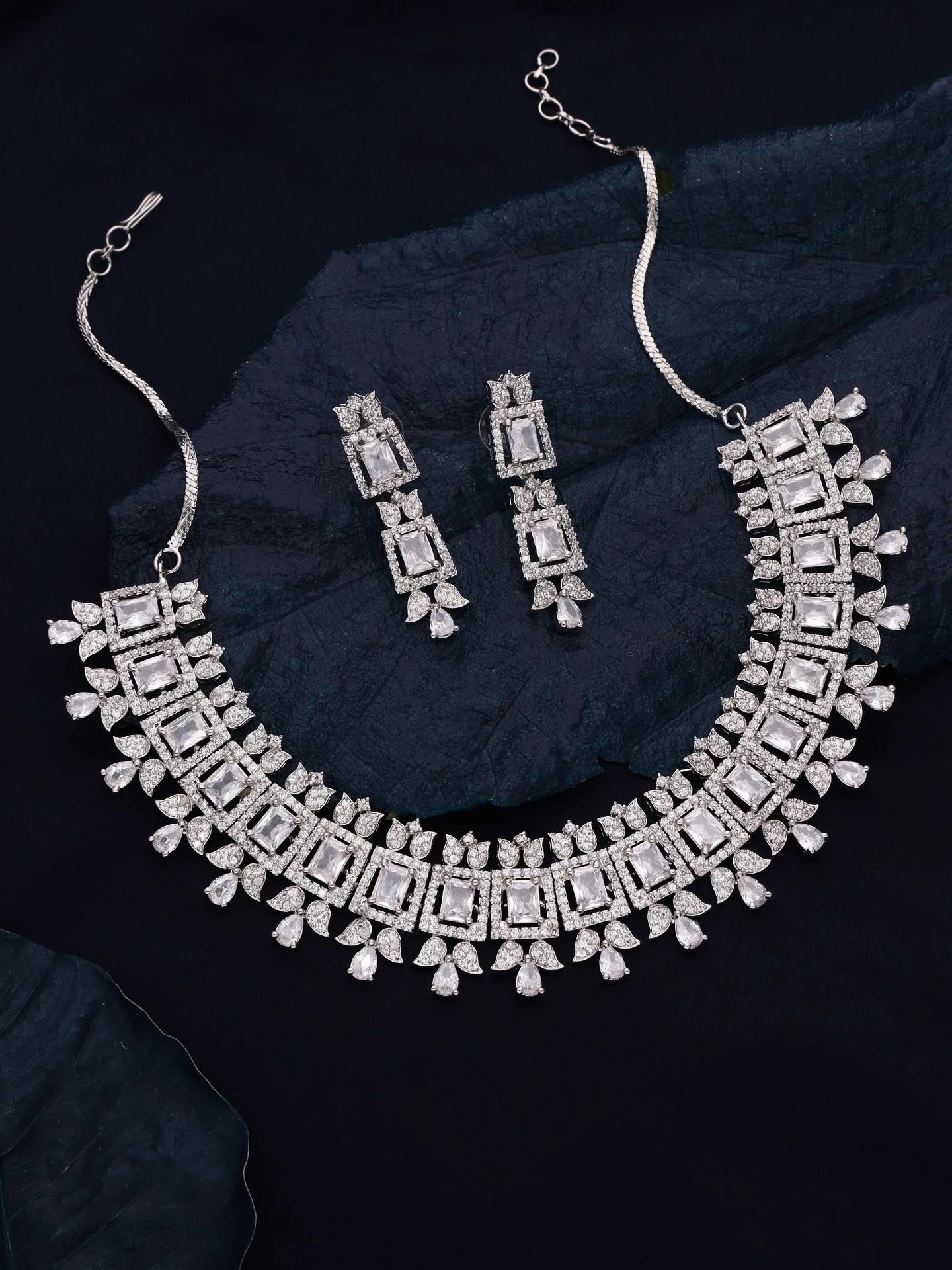 Elegant Geometric Leaf Necklace Set