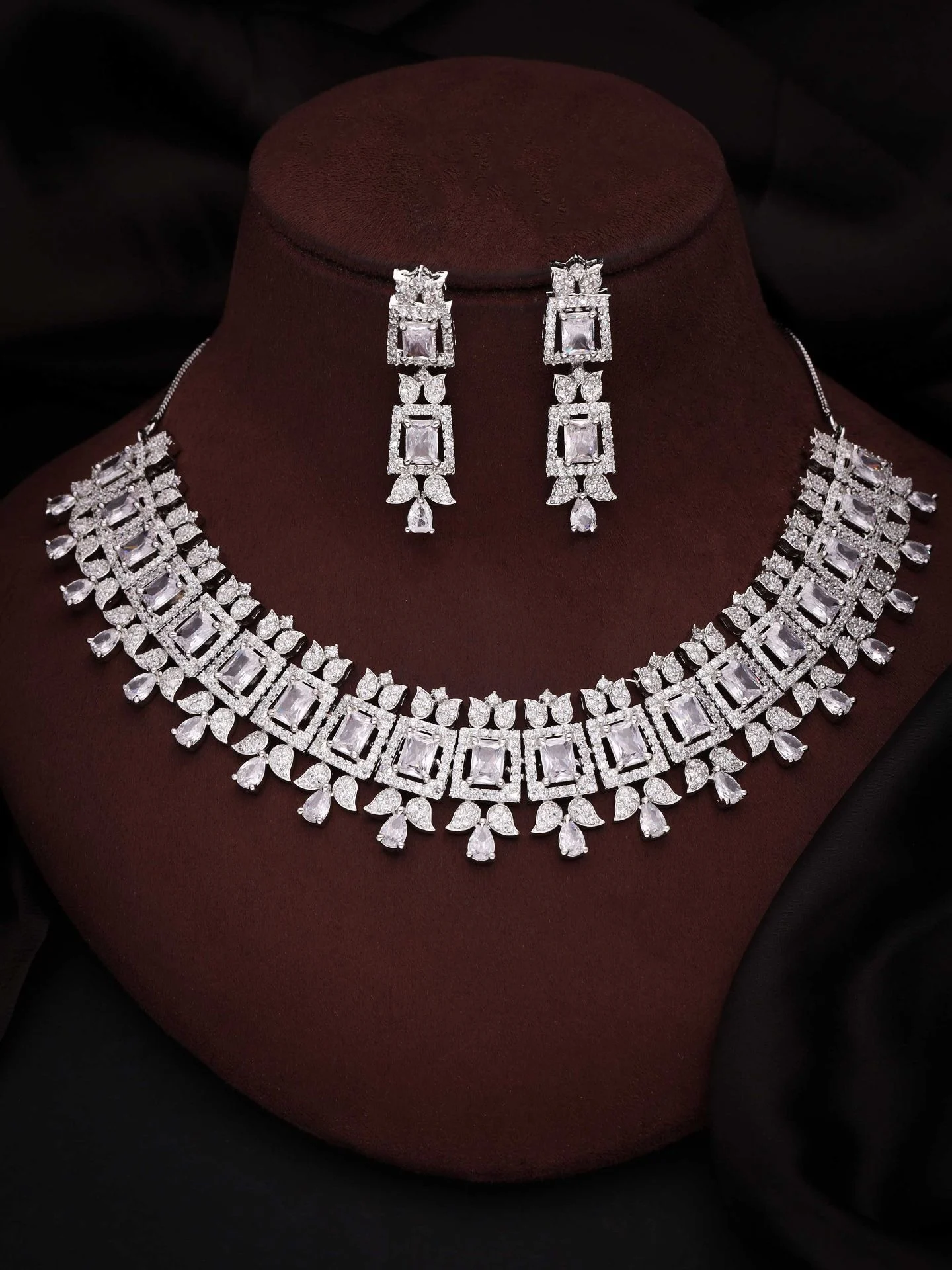 Elegant Geometric Leaf Necklace Set - Image 4