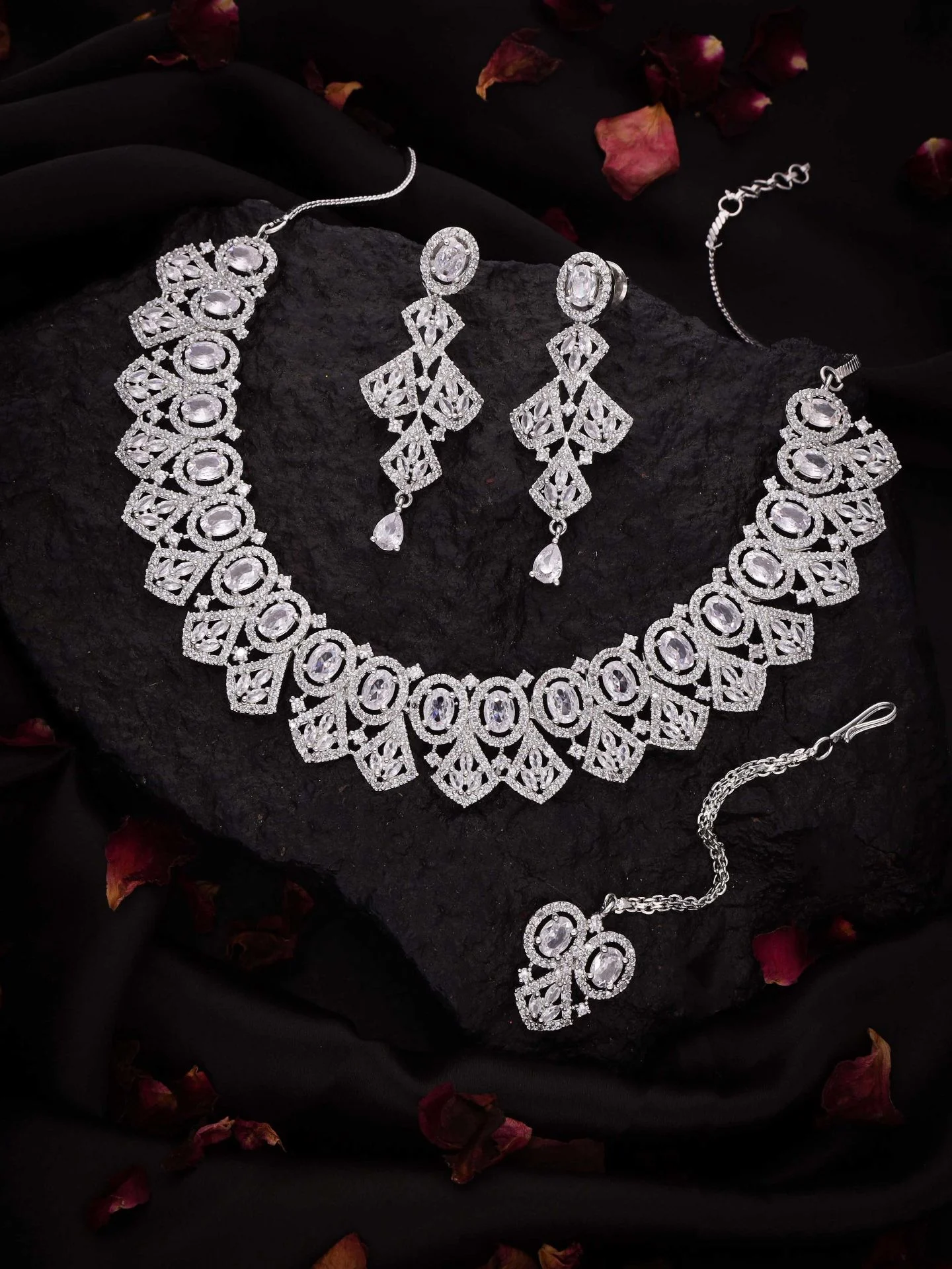 Elegant Geometric Leaf Necklace Set