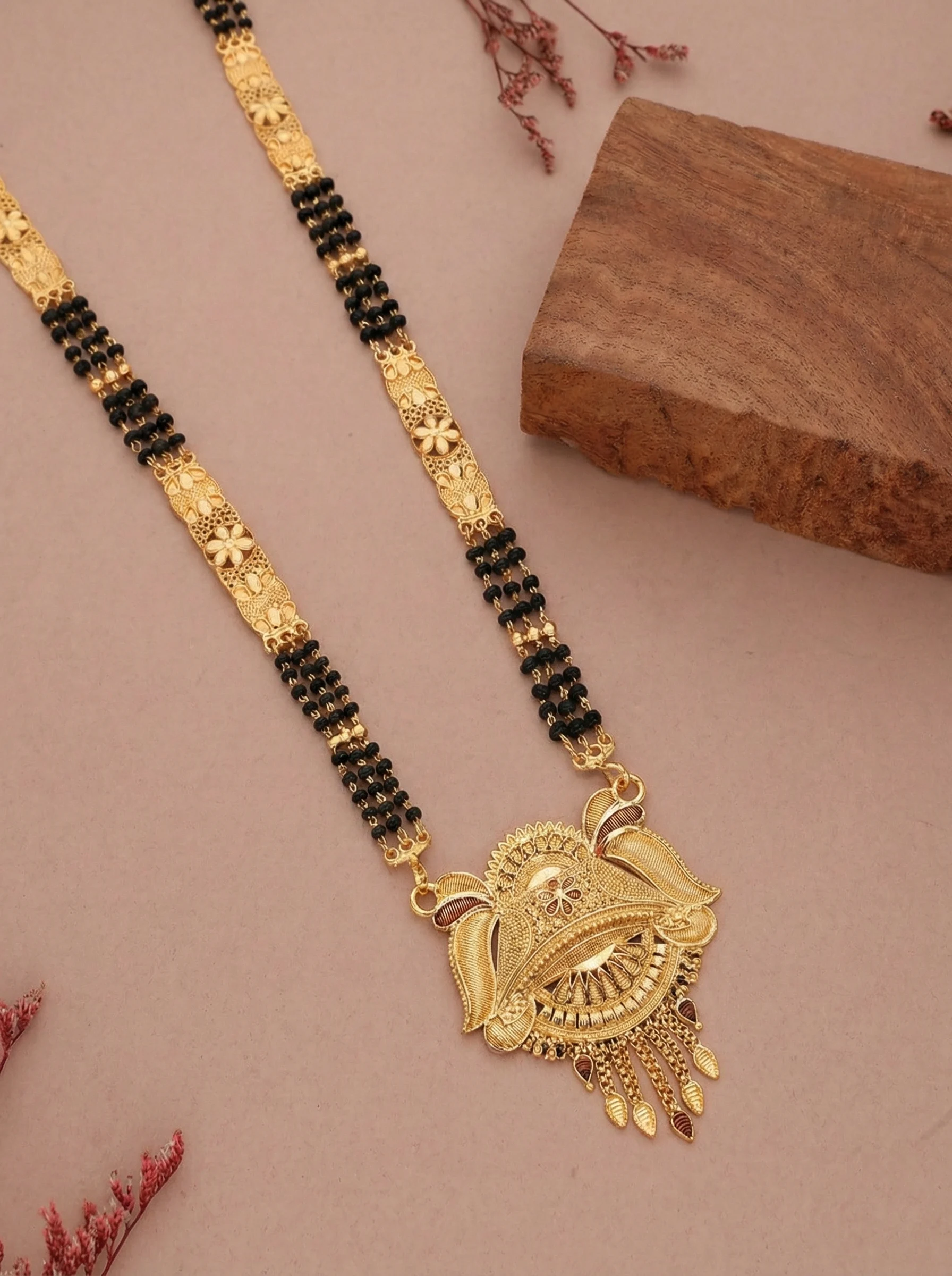 Elegant Leaf Gold Mangalsutra - Image 3