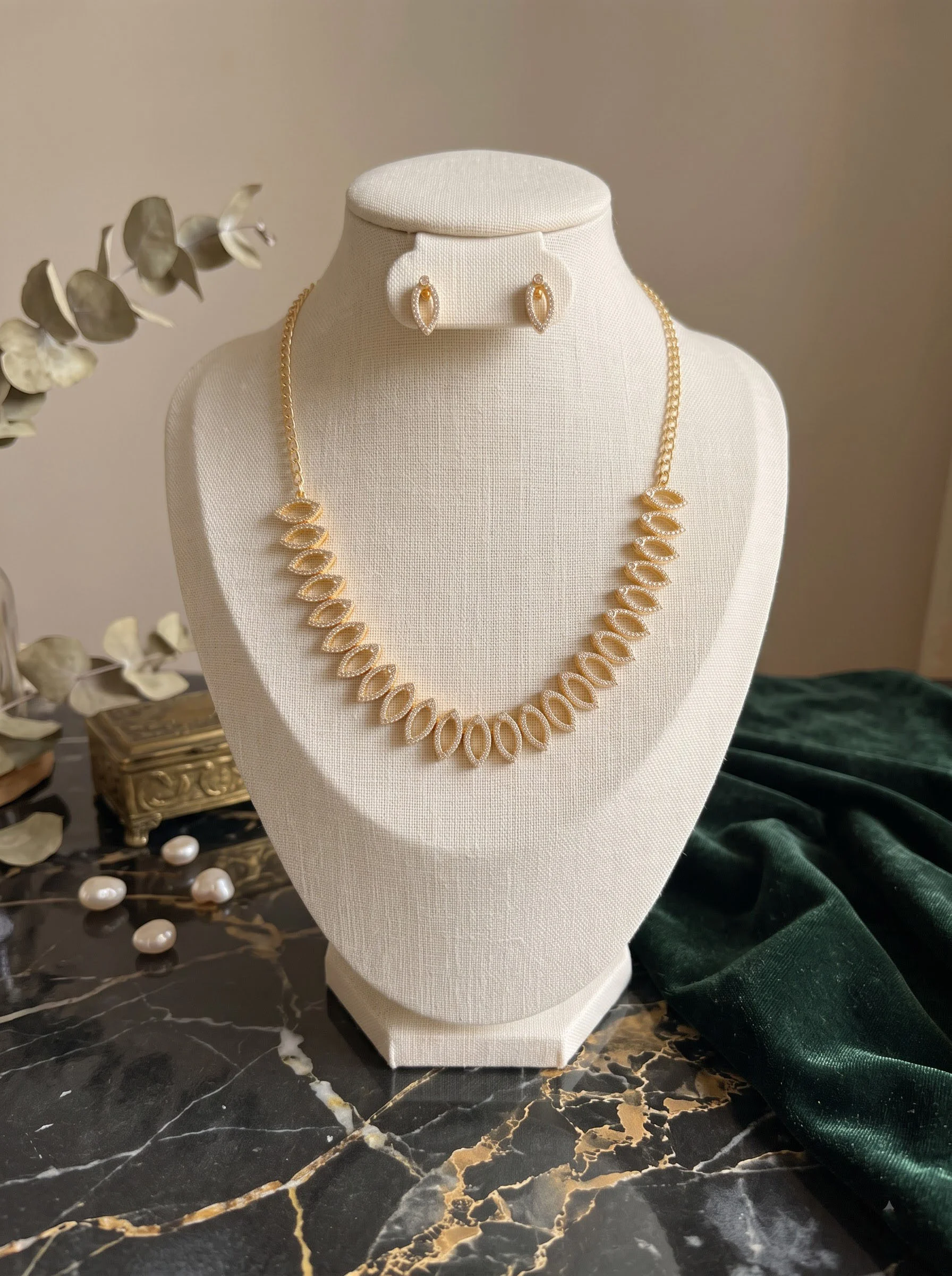 Cream Leaf Necklace Set