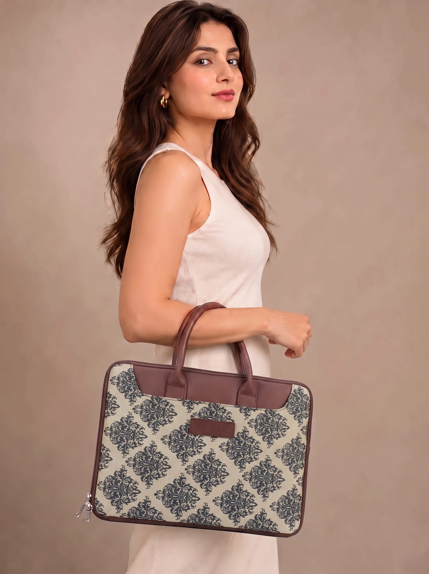 Cream Damask Print Laptop Bag - Image 3