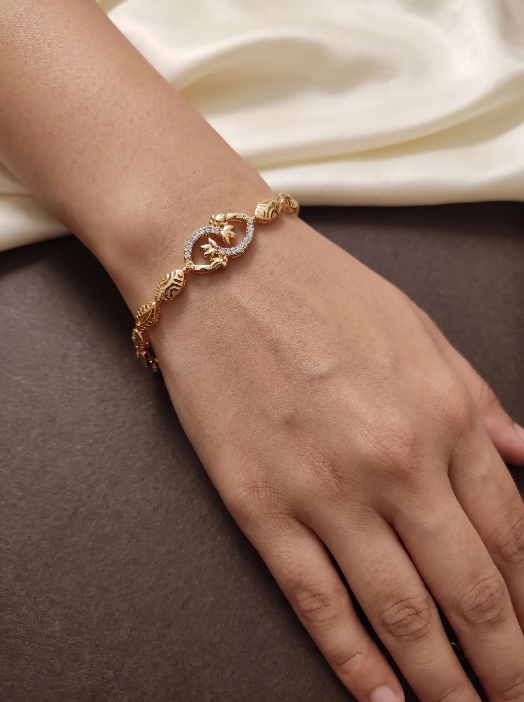Elegant Textured Chain Bracelet - Image 2