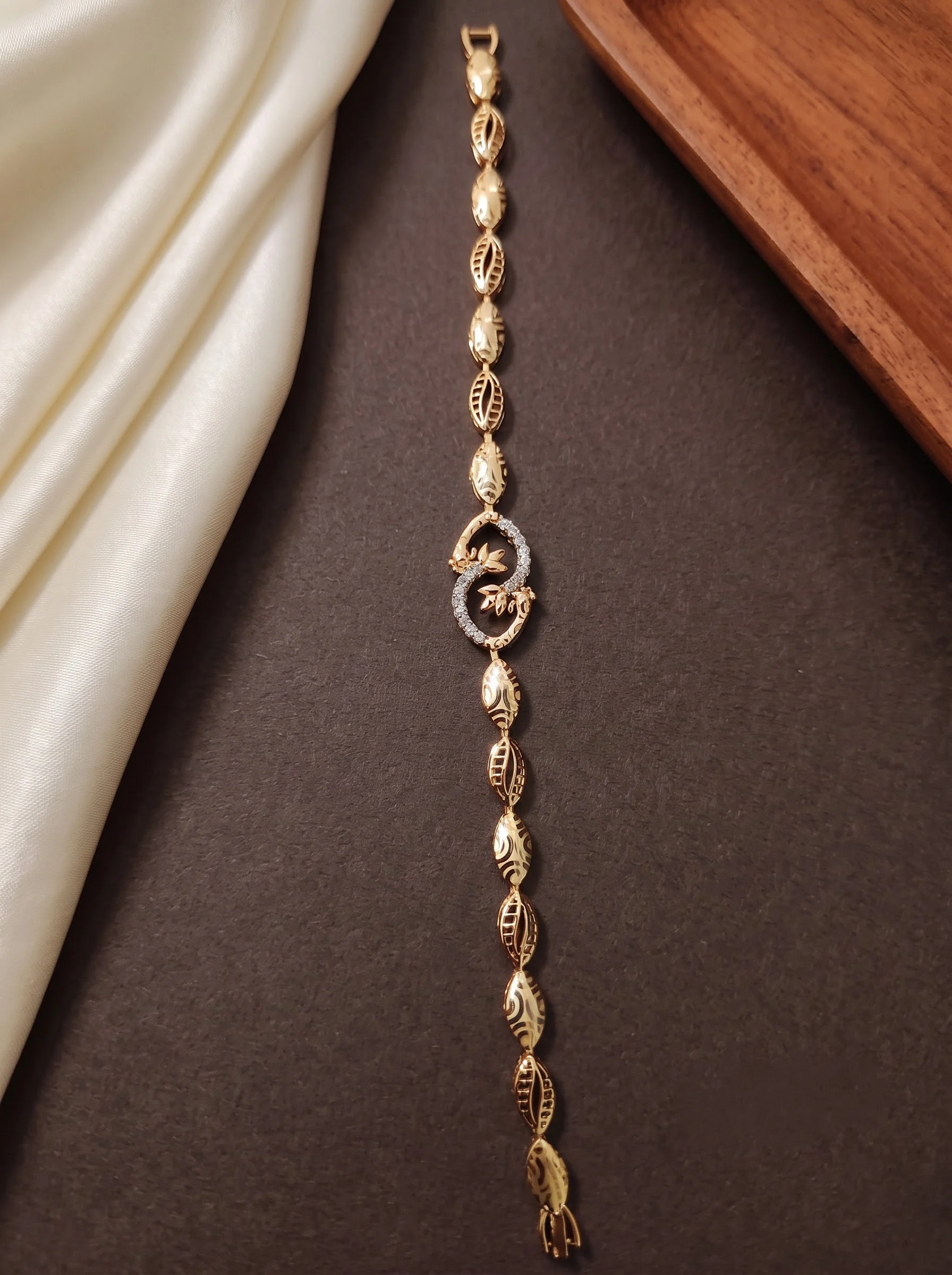 Elegant Textured Chain Bracelet