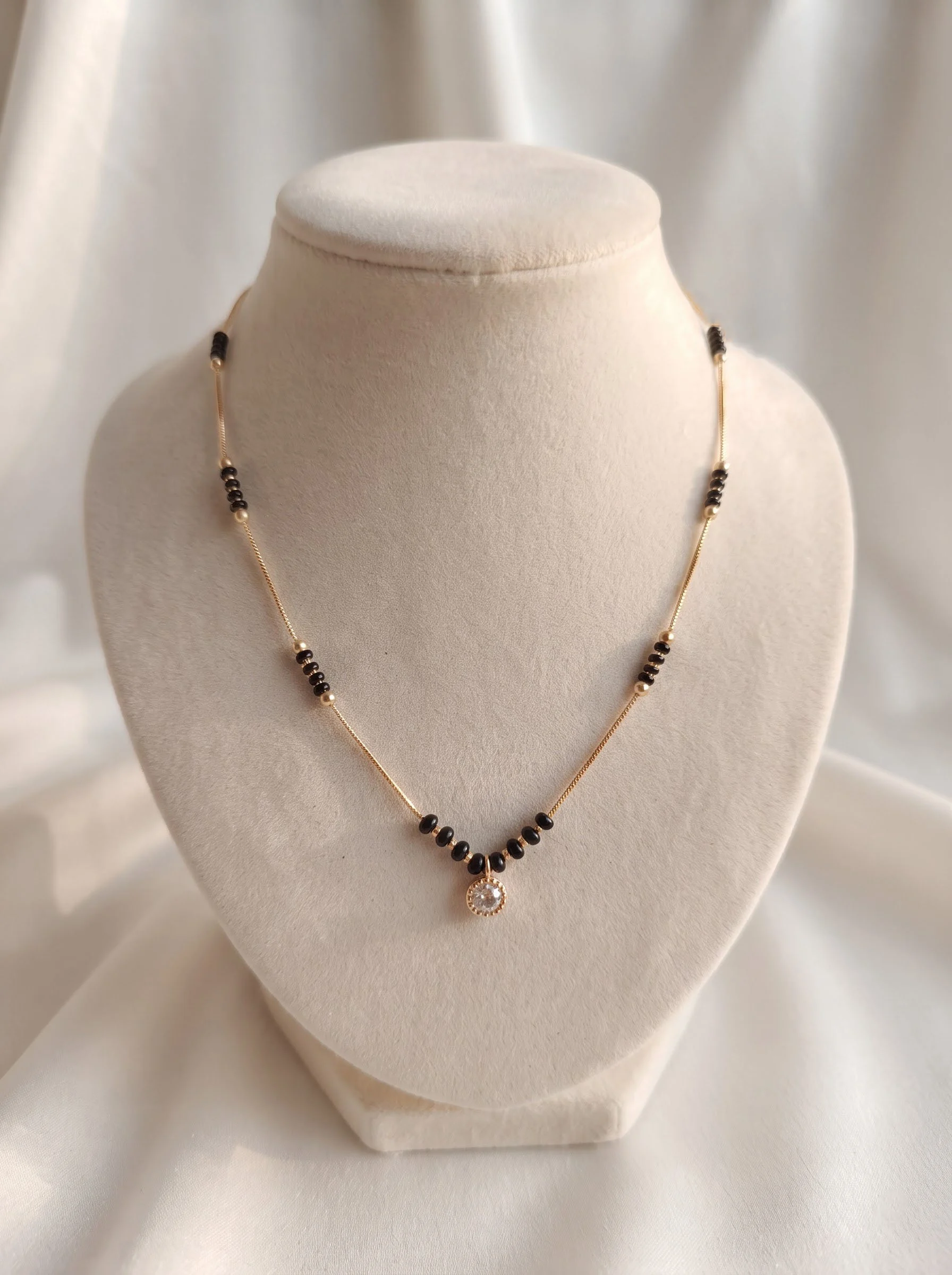 Round Stone Black Necklace - Image 4