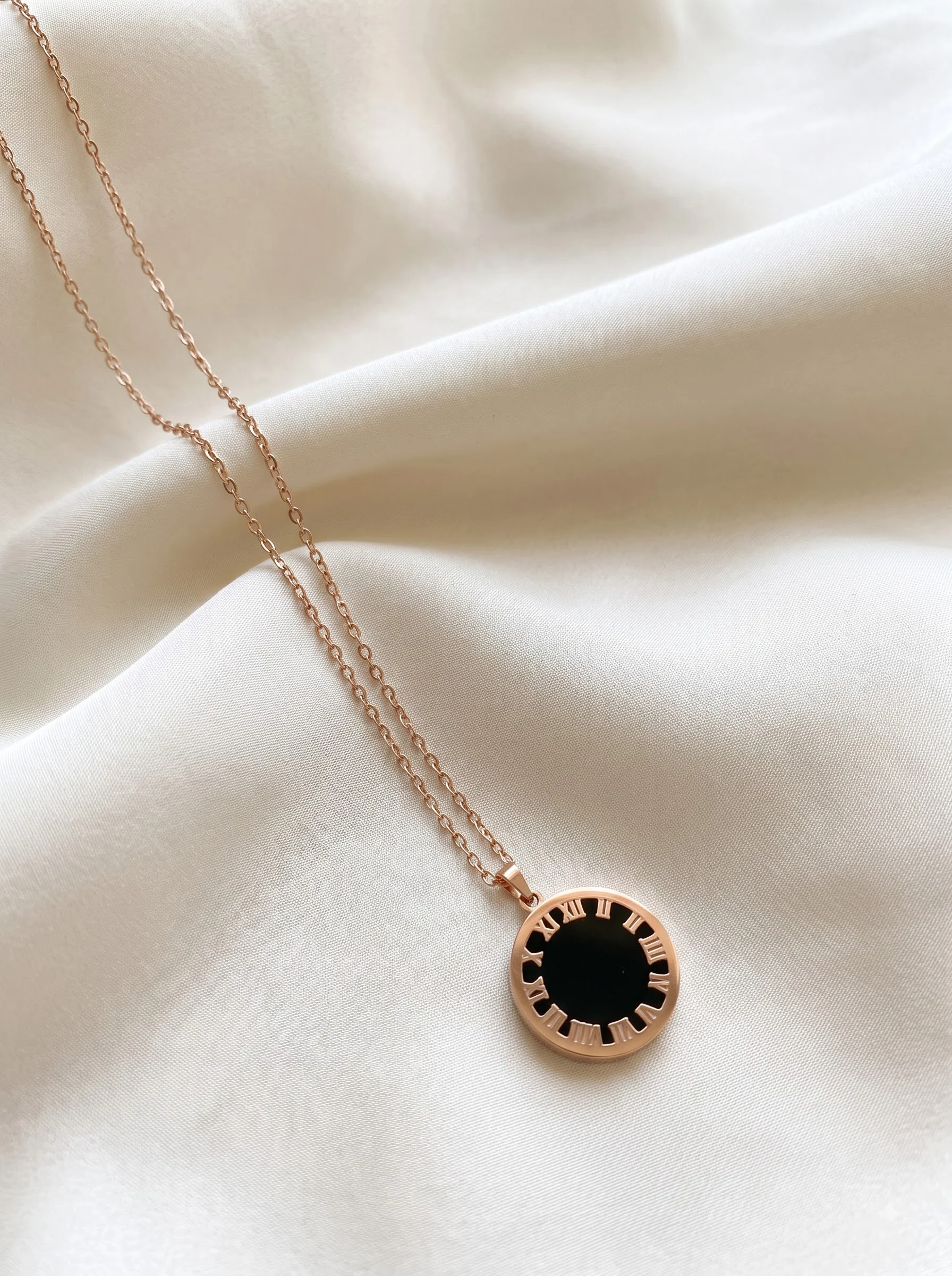 Rose Gold Black Round Chian Pendant